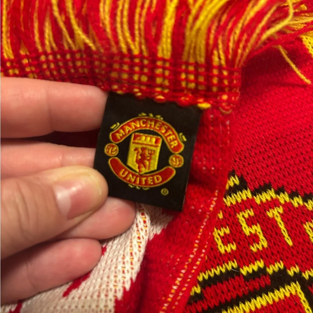 MANCHESTER UNITED red yellow WINTER SCARF 54 INCH long plus fringes SUPER C